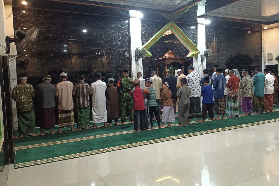 Subuh Ramadhan Jadi Wadah Silaturahmi, Babinsa Kodim 1425/Jeneponto dan Warga Bersatu di Masjid