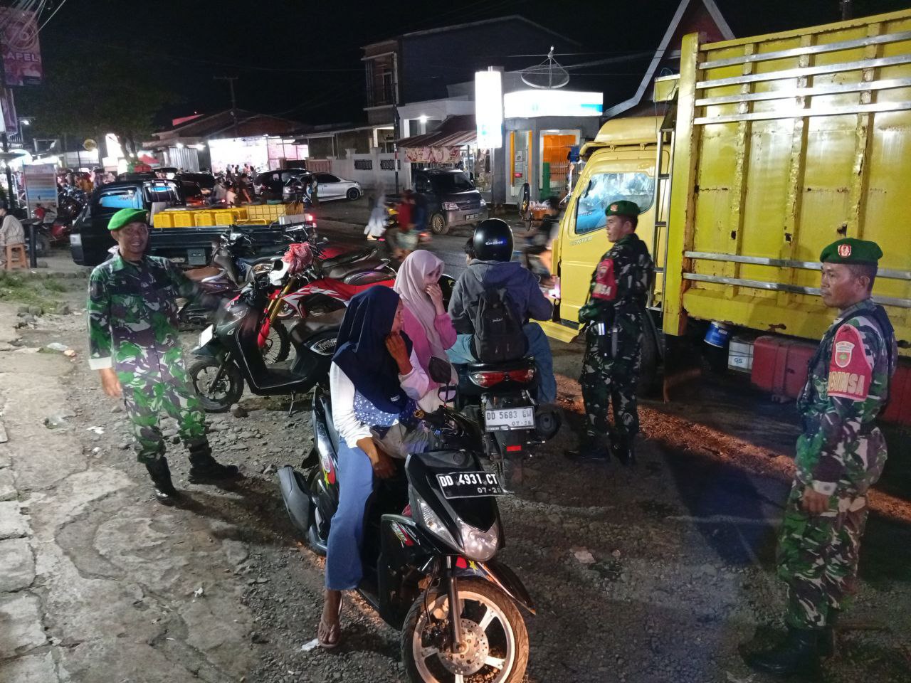 Amankan Aktivitas Malam Ramadhan, Personel Kodim 1425/Jeneponto Laksanakan Patroli di Pusat Keramaian