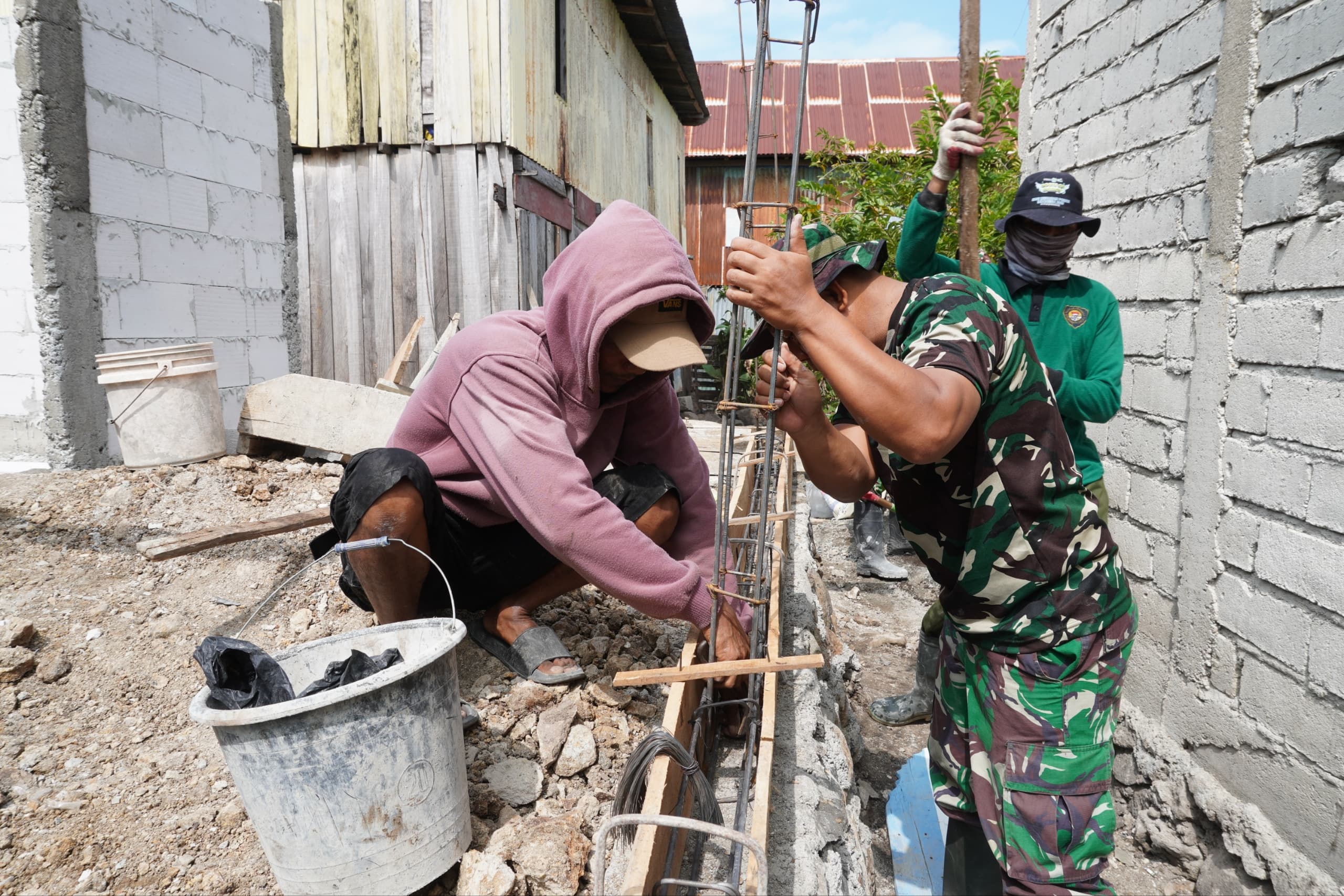 Kebersamaan yang Menguatkan: Satgas TMMD ke-128 Kodim 1425/Jeneponto dan Warga Gotong Royong Wujudkan Harapan Rumah Layak Huni