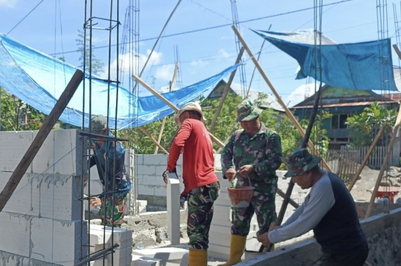 Sinergi di Bawah Terik Matahari, TNI–Polri dan Warga Pacu Pembangunan RTLH TMMD ke-128 Kodim 1425/Jeneponto