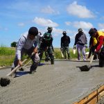 Satgas TMMD ke-128 Kodim 1425/Jeneponto Mulai Pengecoran Jalan, Warga Sambut Masa Depan Baru