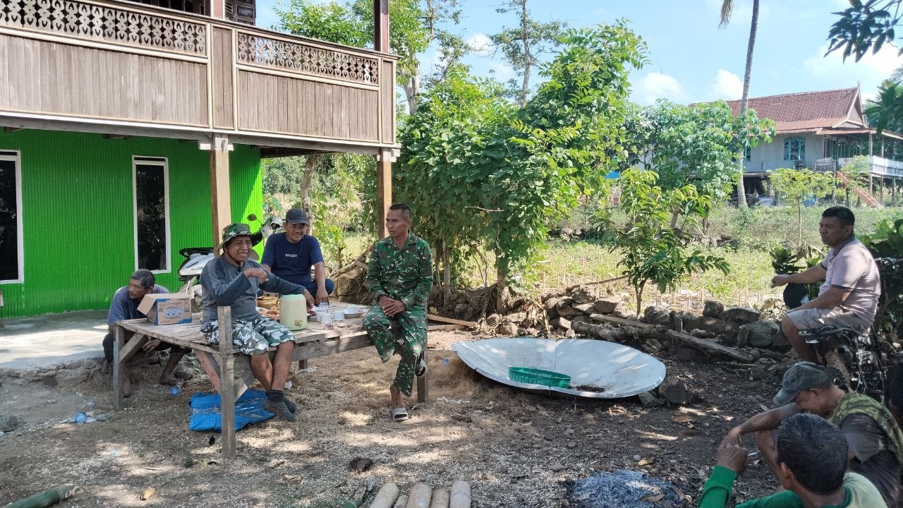 Hangatkan Kebersamaan, Babinsa Kodim 1425/Jeneponto Gencarkan Komsos di Wilayah Binaan