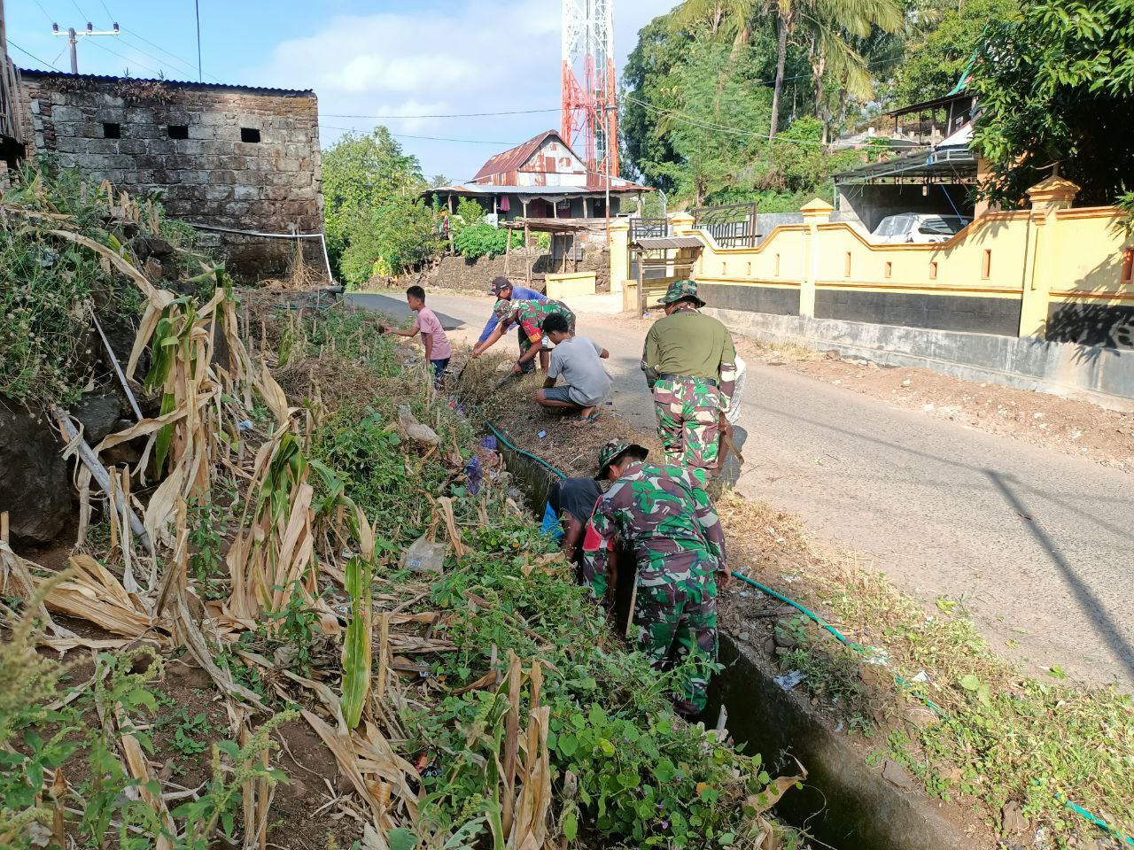 Babinsa Kodim 1425/Jeneponto Ajak Warga Bersatu Jaga Lingkungan Lewat Kerja Bakti