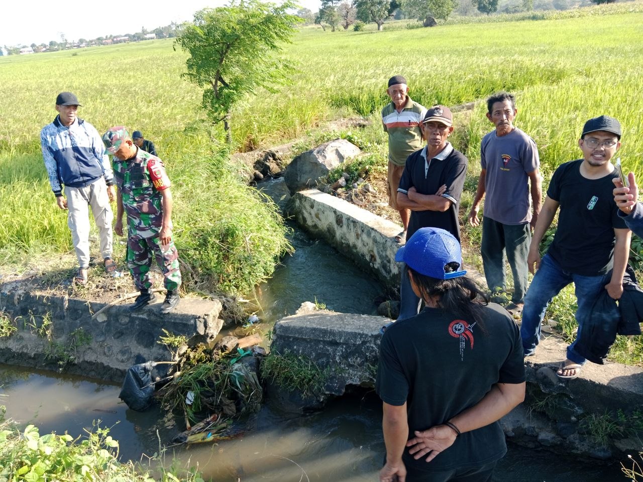 Air Mengalir, Harapan Tumbuh: Babinsa Kodim 1425/Jeneponto dan Petani Bersatu Jaga Nadi Sawah