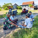 Babinsa Kodim 1425/Jeneponto Bangun Kedekatan Lewat Komsos, Warga Diajak Jaga Lingkungan Bersama