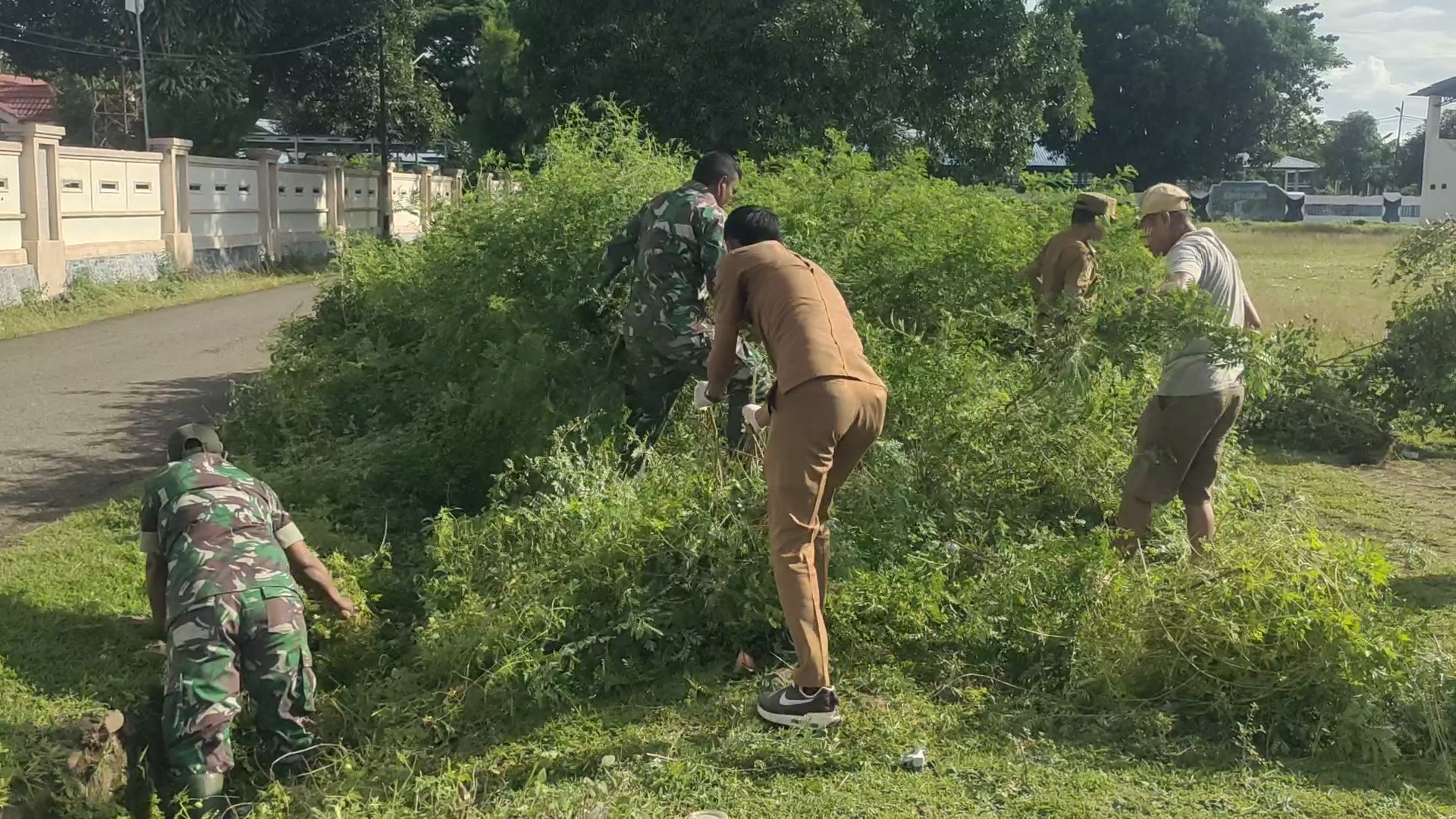 Lingkungan Bersih, Hati Pun Menyatu: Aksi Babinsa Kodim 1425/Jeneponto dan Warga Perkuat Kebersamaan Lewat Gotong Royong