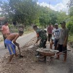 Semangat Kebersamaan Mengalir, Babinsa Kodim 1425/Jeneponto dan Warga Bersatu Timbun Jalan Demi Akses Lebih Baik